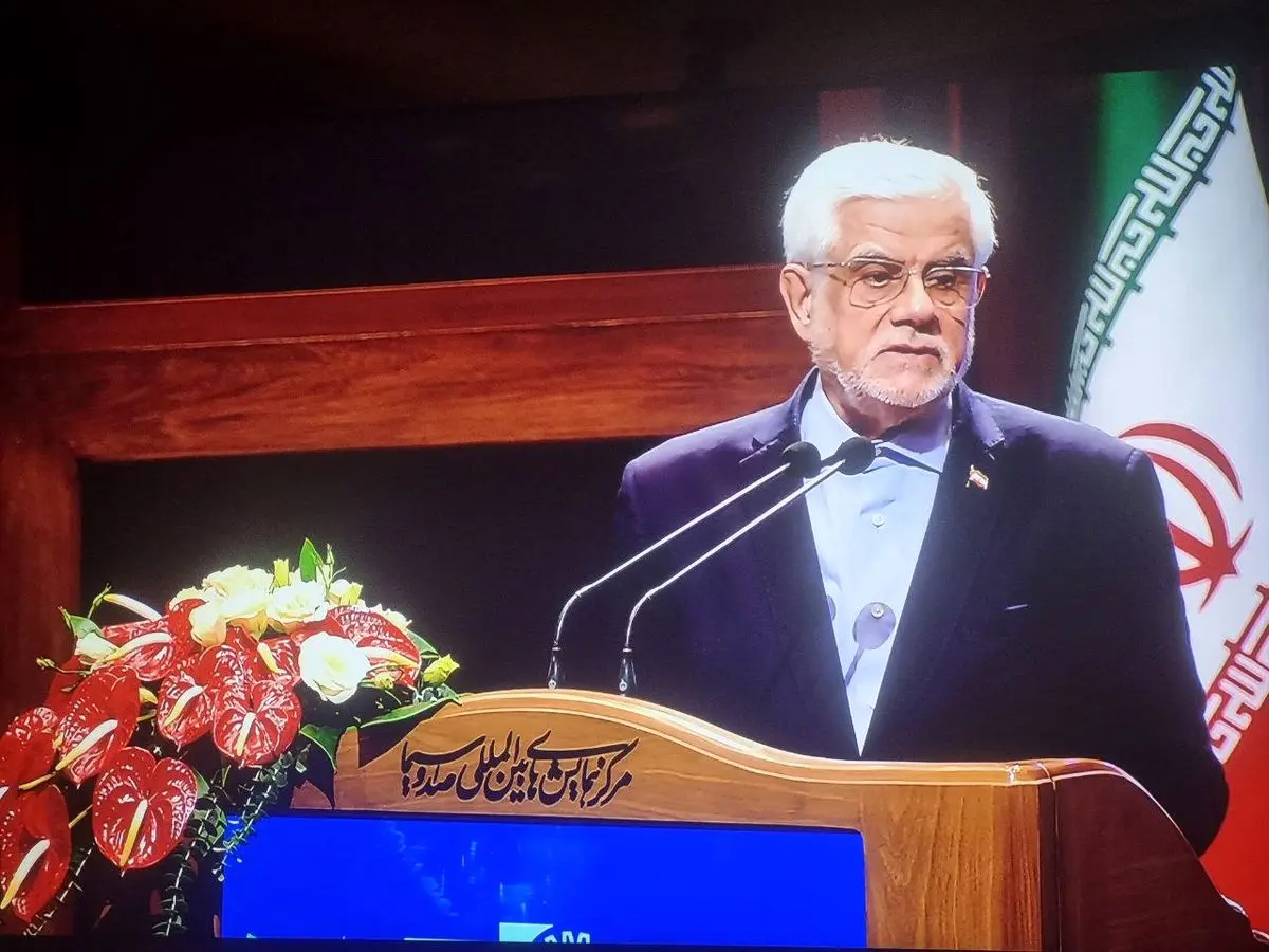 عارف: حمایت کردن لطف دولت نیست بلکه وظیفه دولت است/ نمی‌توانیم معجزه کنیم/ دور زدن تحریم‌ها را به کنارگذاشتن تحریم‌ها تبدیل می‌کنیم/ دولت در تنظیم بازار به بازاریان تکیه دارد/ اقدامات کسبه باید مستند شود